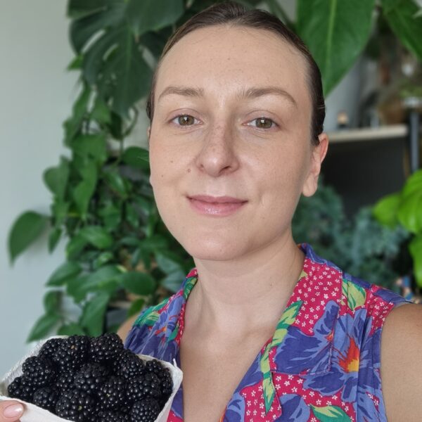 Mam w domu ponad 100 roślin. Tutaj na tle mojego zielonego regału